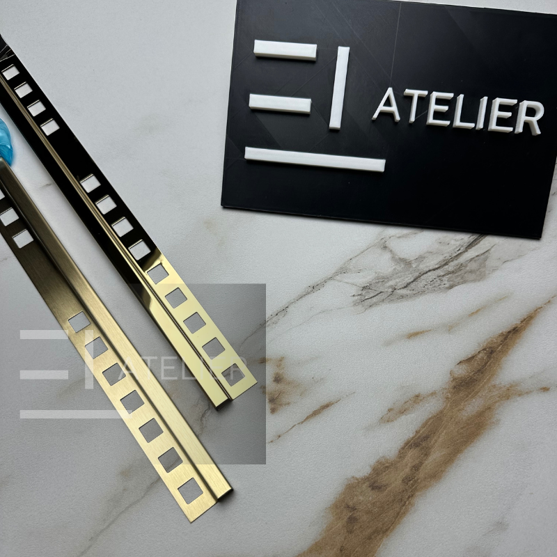 Detaliu profil colț exterior pătrat inox auriu lucios protecție îmbinare plăci 10mm