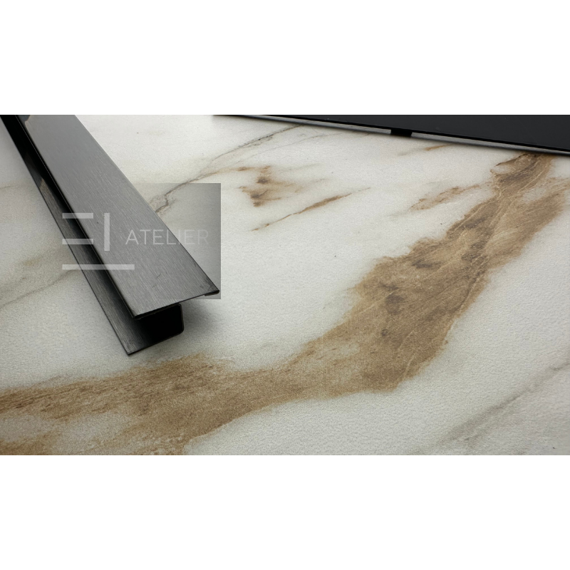 Detaliu profil trecere inox negru mat separare gresie parchet 25mm