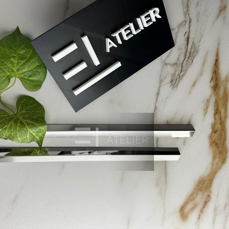 Detaliu profil L inox argintiu lucios protecție colțuri pereți mobilier 10x10mm