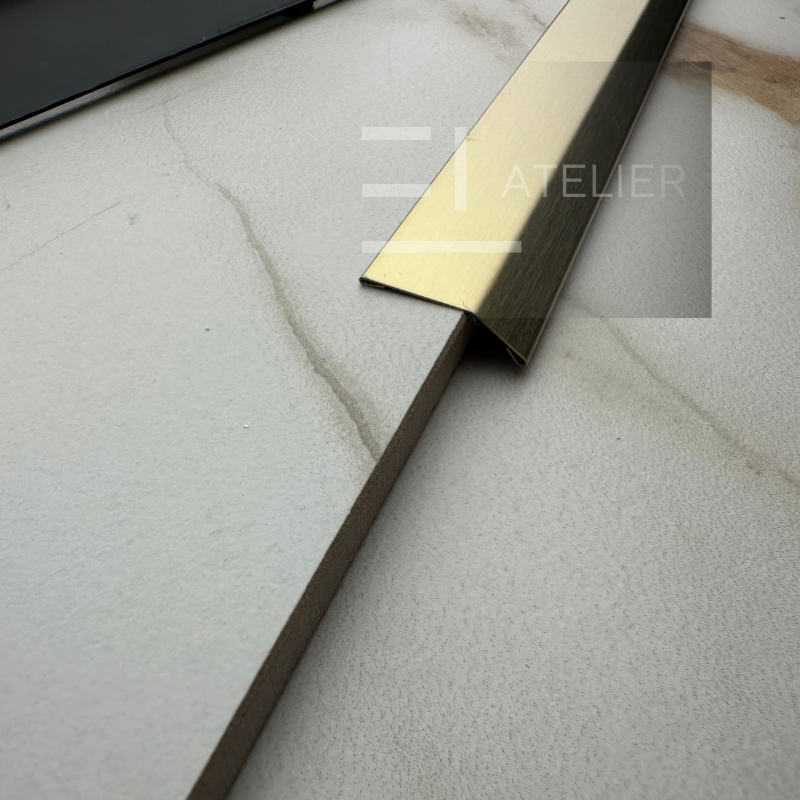 Detaliu profil trecere nivelare inox auriu mat protecție diferență nivel 10mm