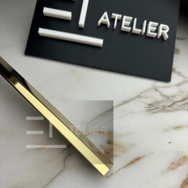 Detaliu profil trecere nivelare inox auriu lucios protecție diferență nivel 10mm