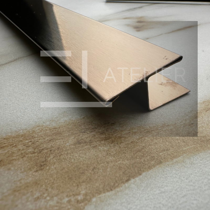 Detaliu profil trecere inox bronz rose-gold mat separare gresie parchet 25mm