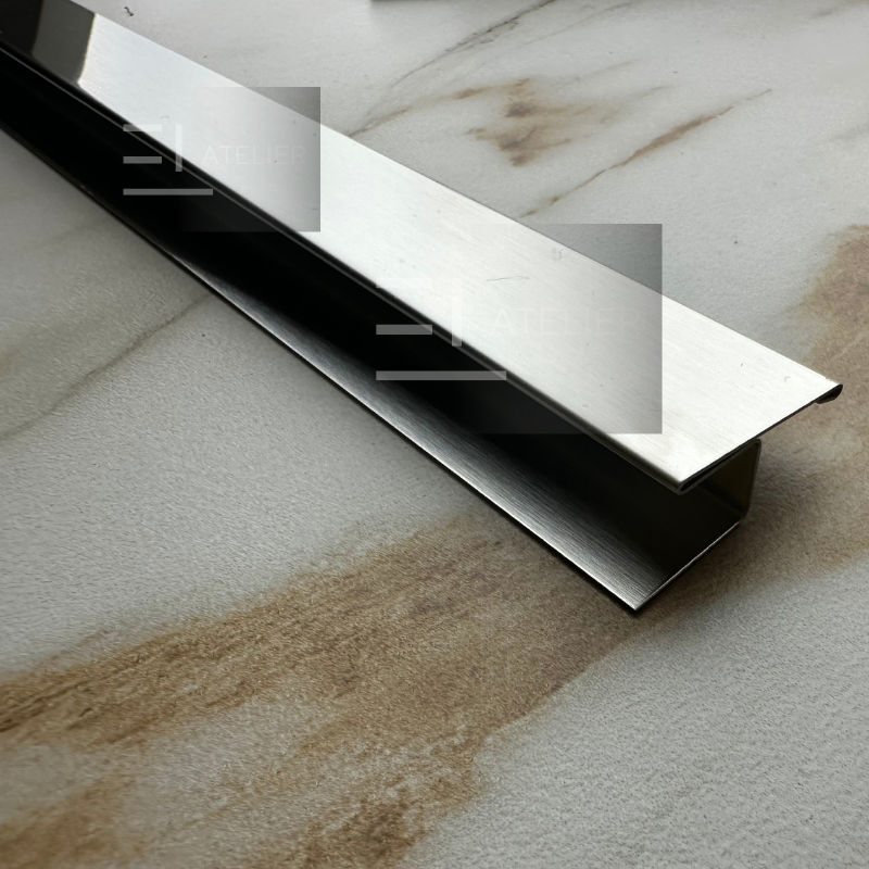 Detaliu profil trecere inox argintiu mat separare gresie parchet 25mm