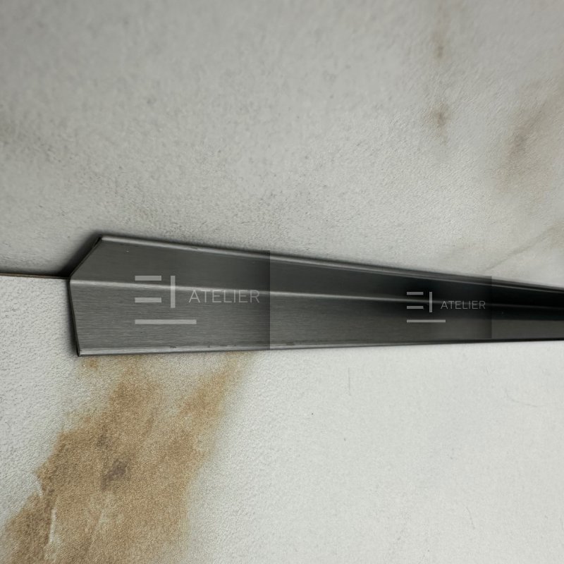 Detaliu profil L inox negru mat protecție muchii colțuri interioare