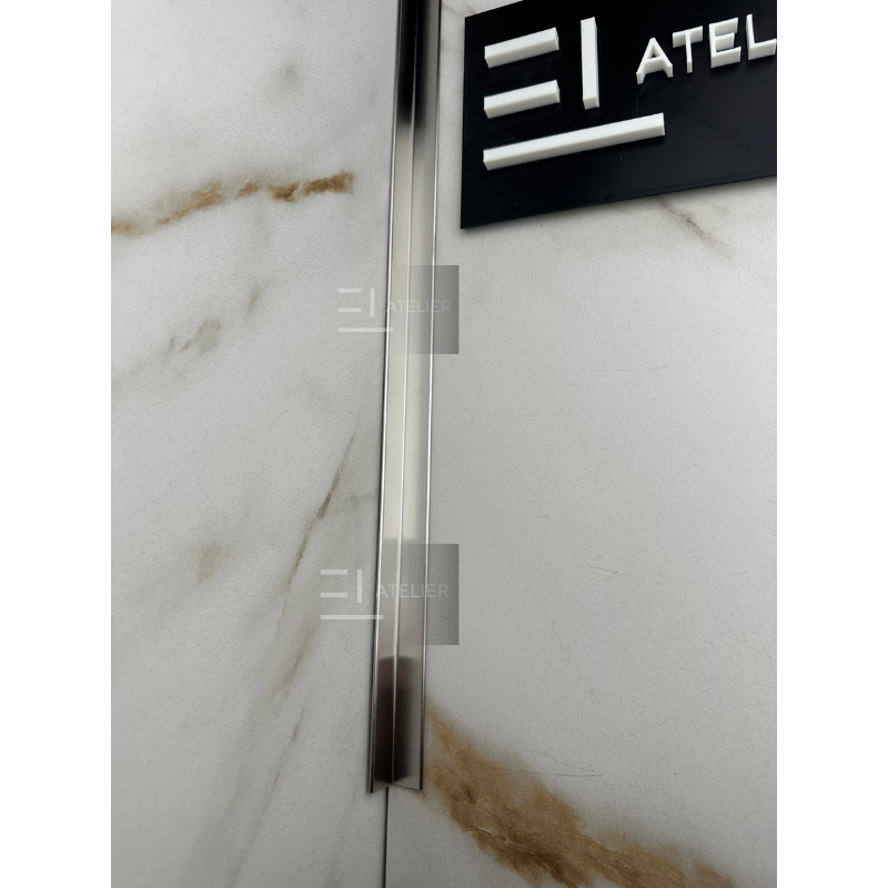 Detaliu profil L inox argintiu mat protecție muchii colțuri interioare