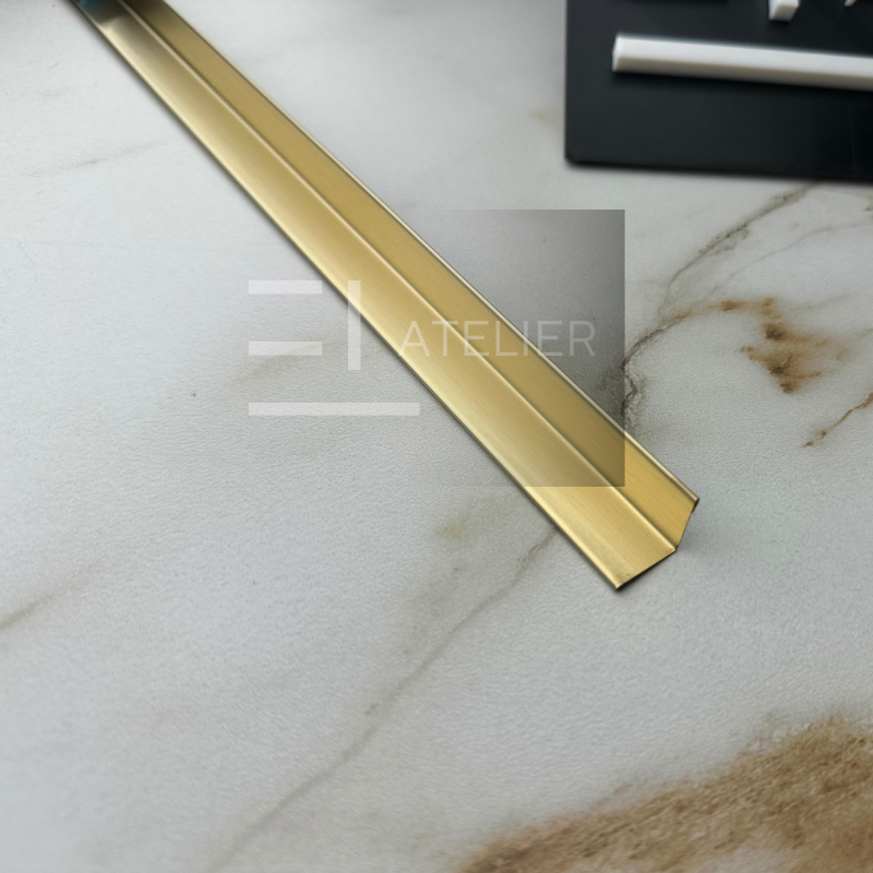 Detaliu profil L inox auriu mat protecție muchii colțuri interioare