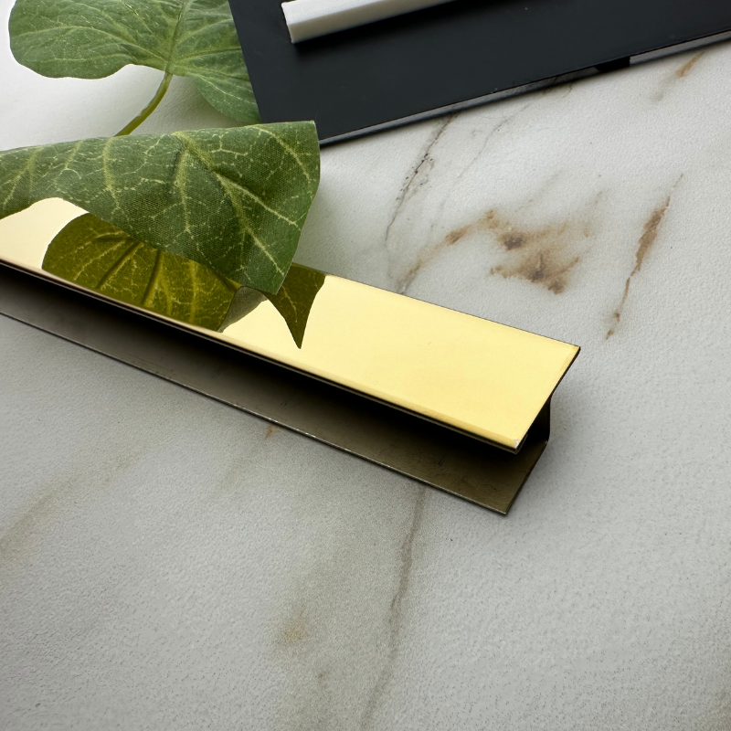 Profil T trecere gresie inox auriu lucios 25mm detaliu finisaj premium delimitare pardoseli